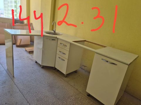 Mətbəx mebel dəsti – ağ rəngdə, kompakt düzülüş. Tərkibi: - Aşağı