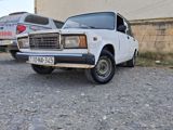 VAZ 2107, ağ rəng, 4 qapılı sedan. Əsas xüsusiyyətlər: - — Avtomobil