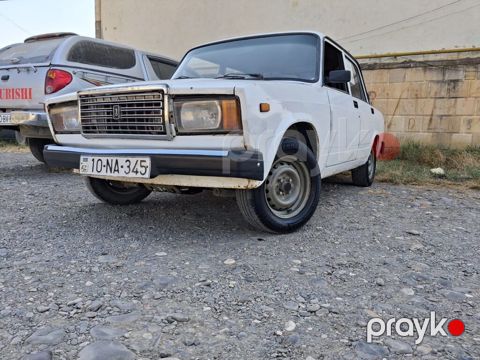 VAZ 2107, ağ rəng, 4 qapılı sedan. Əsas xüsusiyyətlər: - — Quba