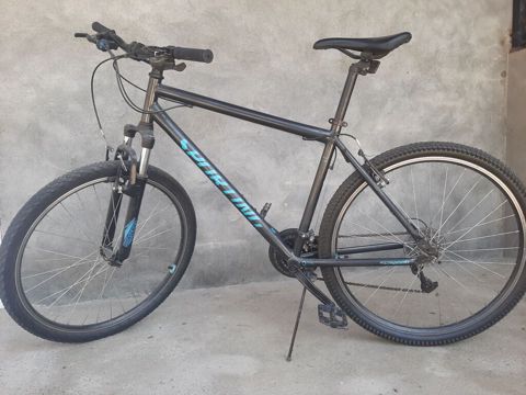 Specialized markalı dağ/şəhər tipli velosiped. Qara rəngli çərçivəyə