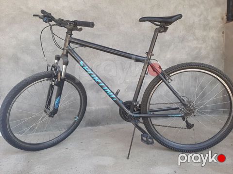 Specialized markalı dağ/şəhər tipli velosiped. Qara rəngli çərçivəyə
