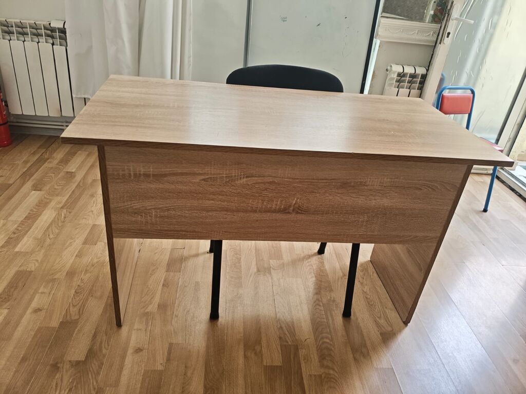 Ofis/iş masası – ağac teksturası, sadə və funksional dizayn Ofis — Ofis mebeli, Bakı (2)