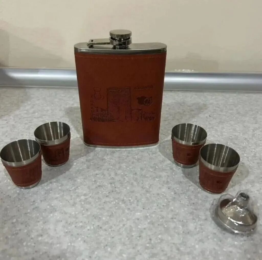 Suvenir spirt qabı dəsti – Azərbaycan tematikası Tərkib: - — Mallar, Bakı (3)