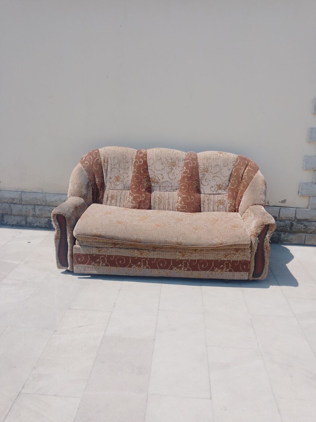 Klassik üslubda 3 nəfərlik divan - Material: parça döşəmə, naxışlı