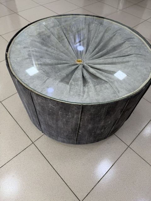 Dairəvi qəhvə masası, şüşə üst