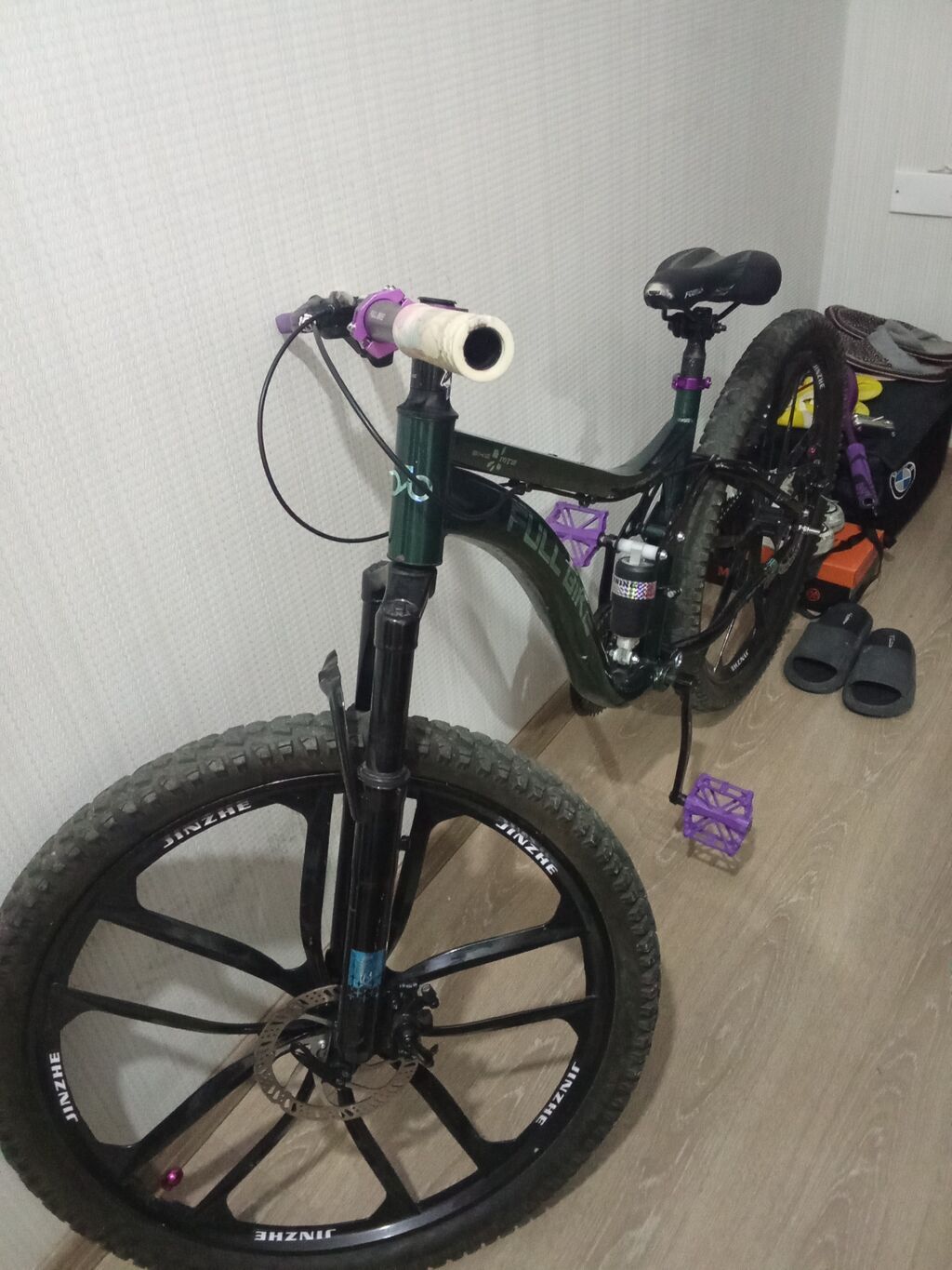 Dağ velosipedi – tam yığma freeride/trail konfiqurasiyası
