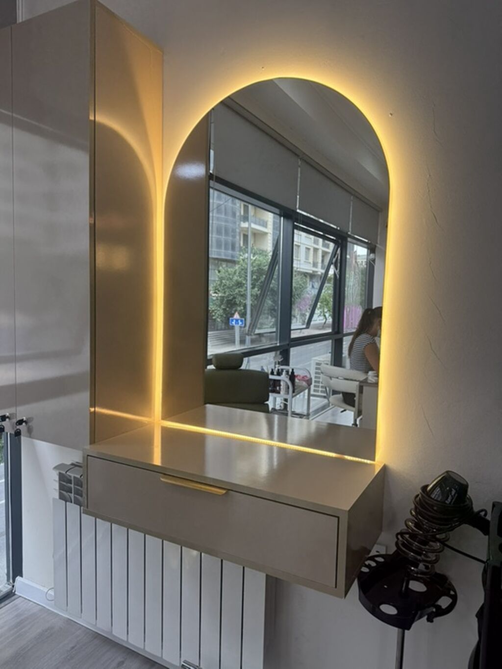 LED işıqlı divara montaj edilən güzgülü makiyaj/saç-stansiyası -