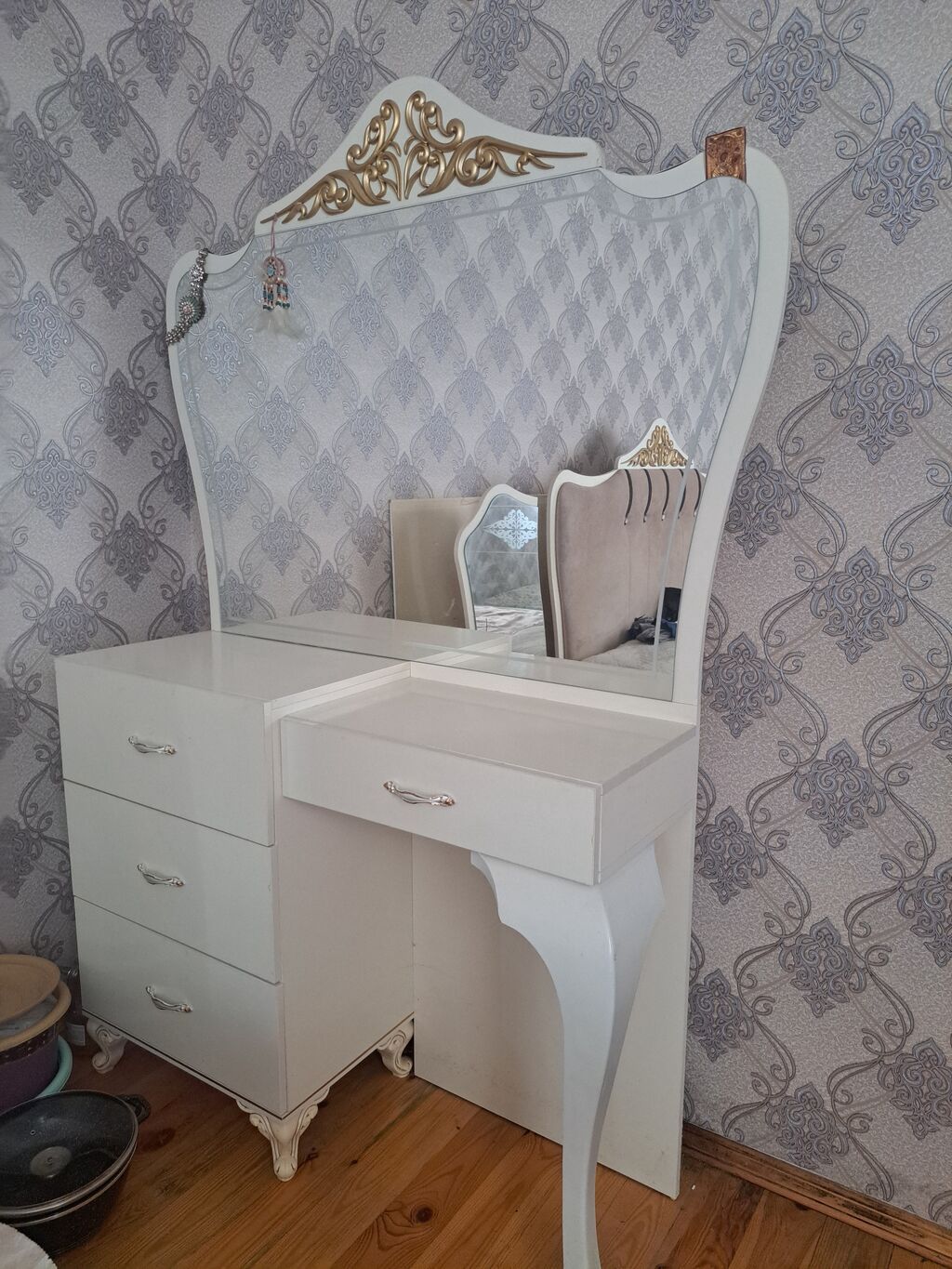 Ağ rəngli makyaj masası və böyük güzgü - Klassik dizaynlı, üst — Mebel, Qobu (2)