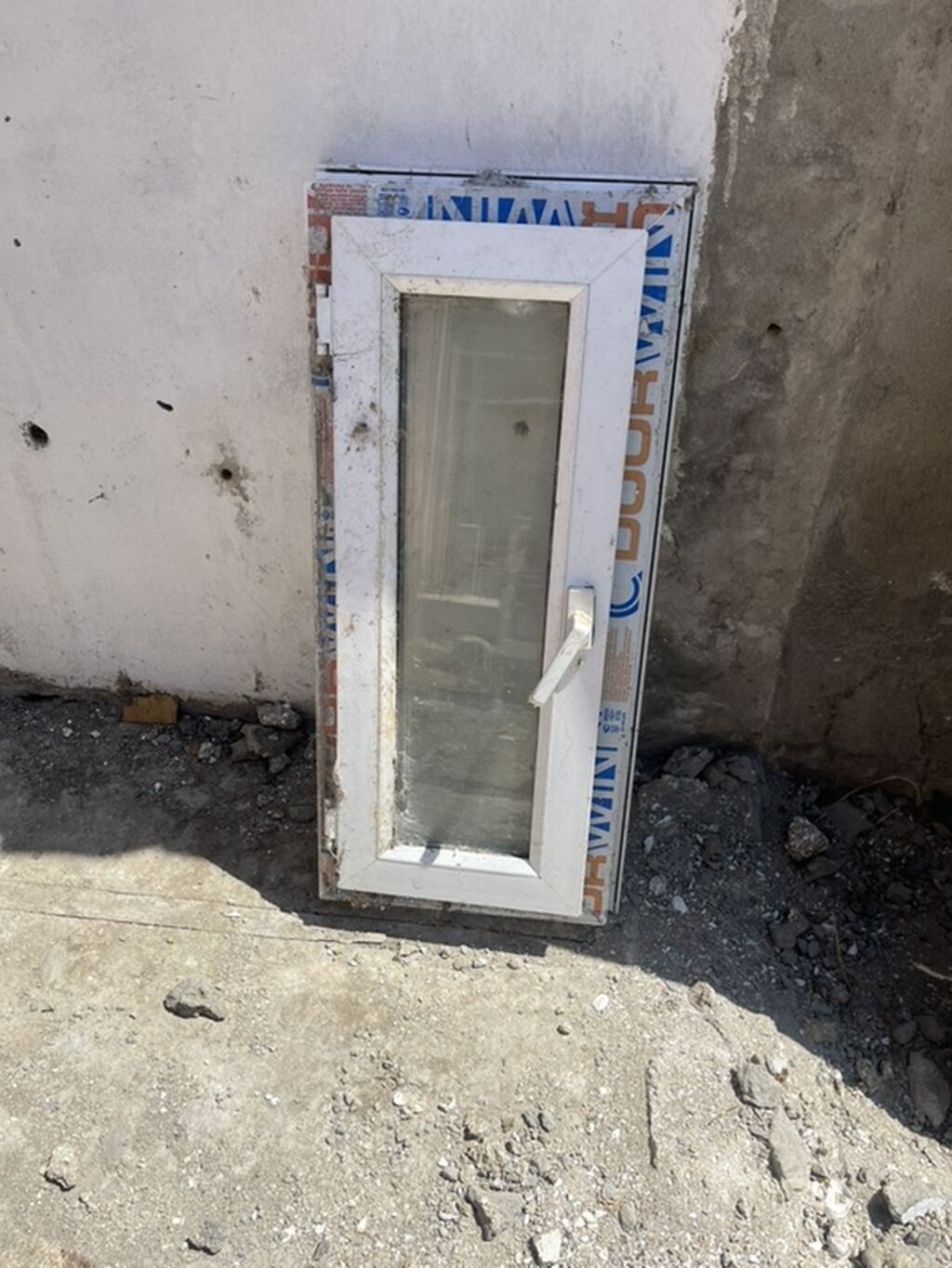 Ağ rəngli PVC plastik pəncərə çərçivəsi və şüşə paketli qanad. -
