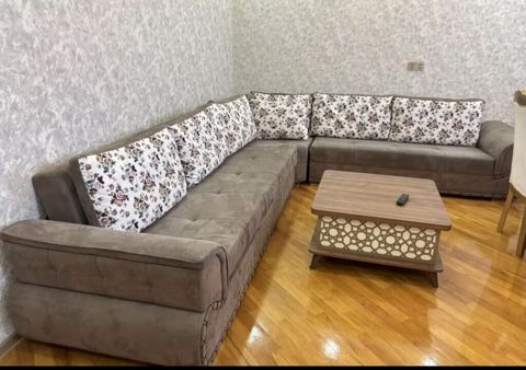 L formalı divan 550₼.Açılır,bazalıdır.ölçü 5 m.Ünvan