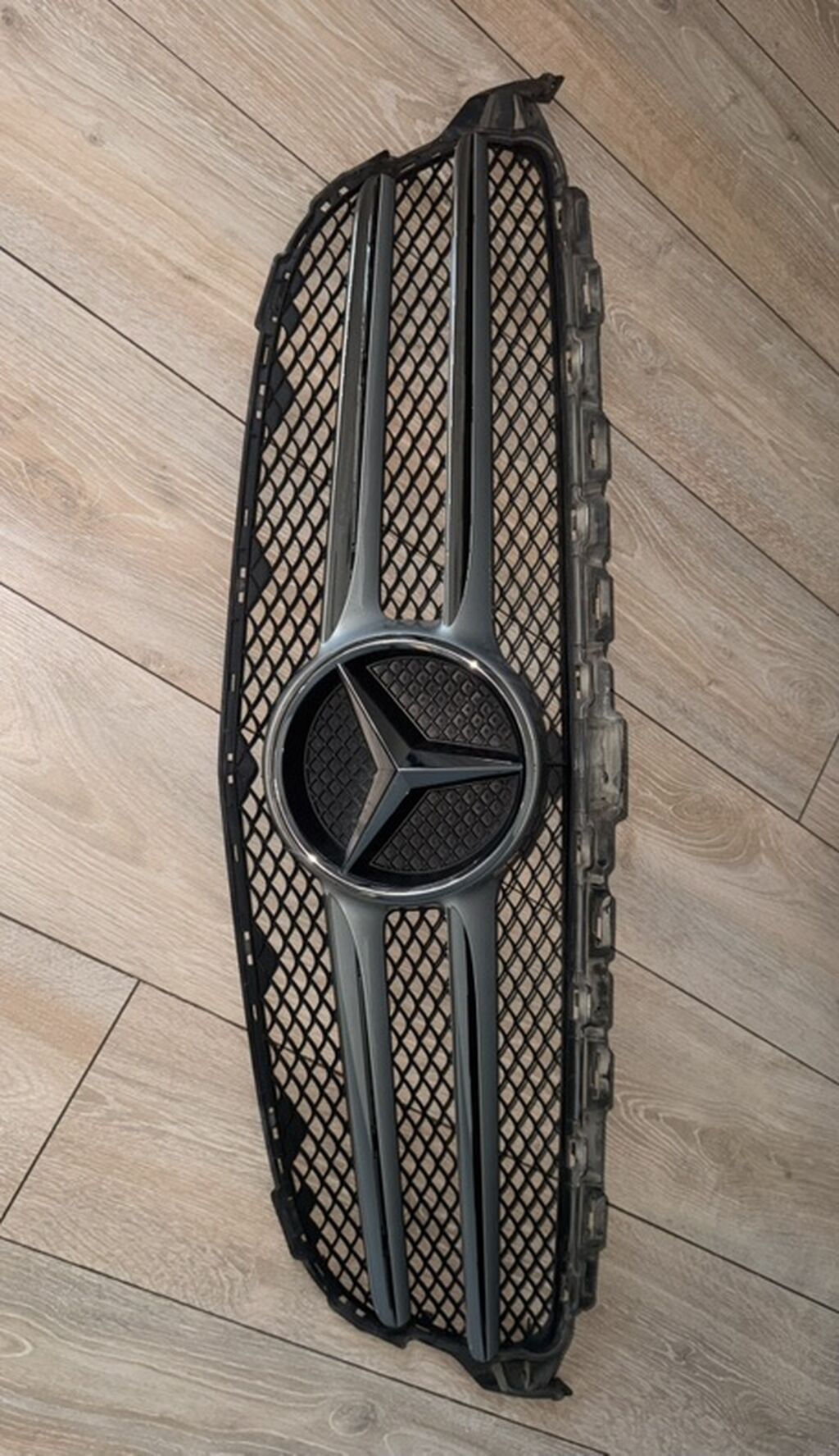 Mercedes-Benz üçün ön radiator barmaqlığı. Şəkildə görünən detal