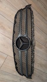 Mercedes-Benz üçün ön radiator barmaqlığı. Şəkildə görünən detal — Avtomobil