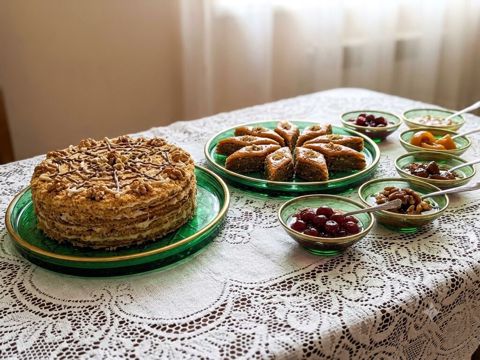 Yaşıl şüşə desert dəsti - Tərkibi: 2böyük yuvarlaq serve-lövhə + 6 — Bakı