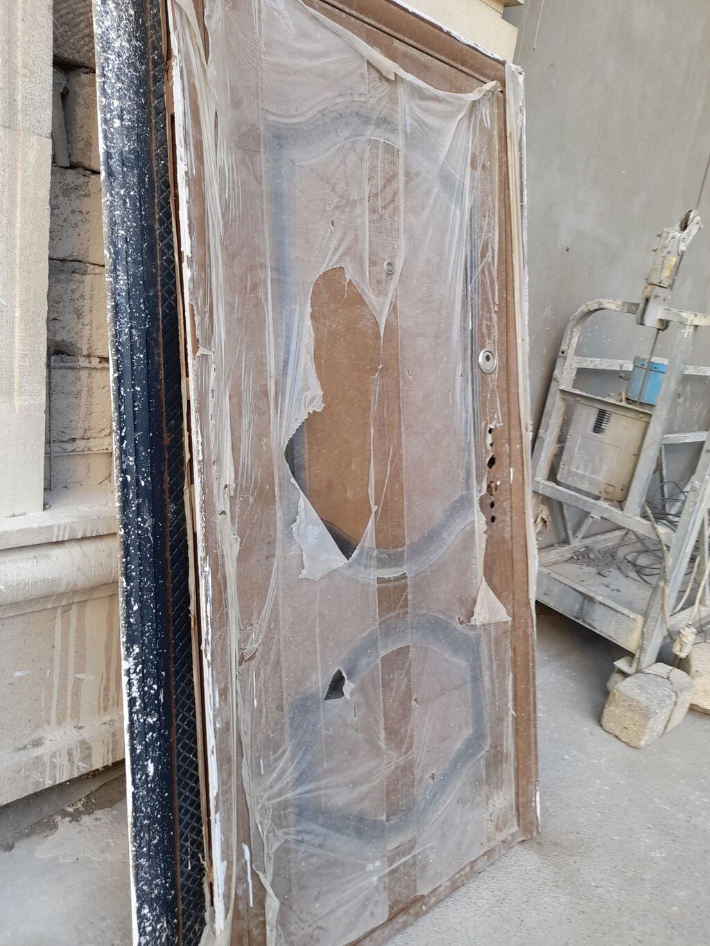Dəmir giriş qapısı - Material: möhkəm metal karkas, ön tərəfi — Mallar, Bakı (2)