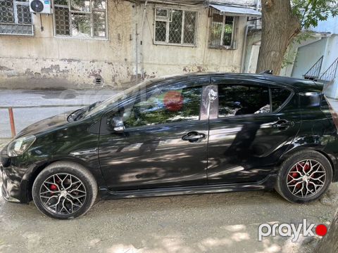 Toyota Aqua hibrid hetçbek - Korpus: 5 qapılı, qara rəng - Mühərrik