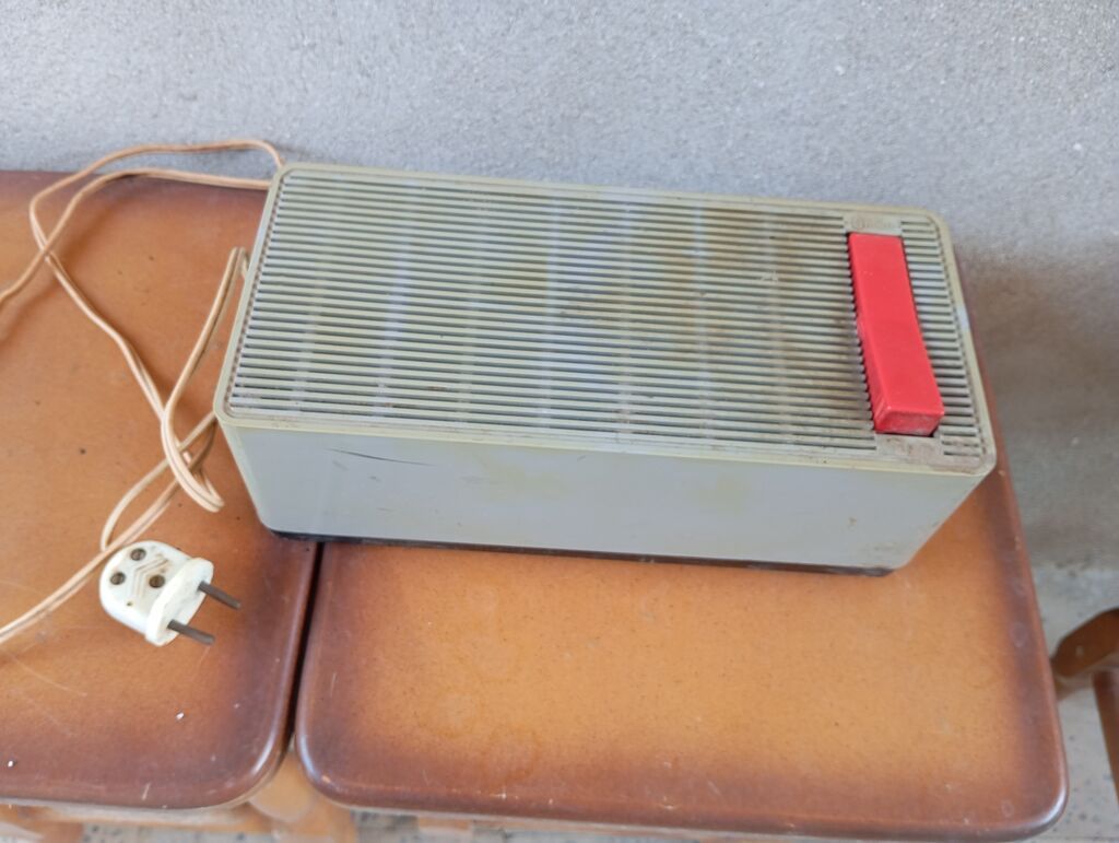 Elektriklə işləyən stolüstü qızdırıcı cihaz. Klassik düzbucaqlı