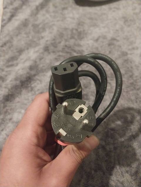 Komputer və tvlər üçün adaptor yenidir orginaldı bir ədəd qalıb əsasən — Baku