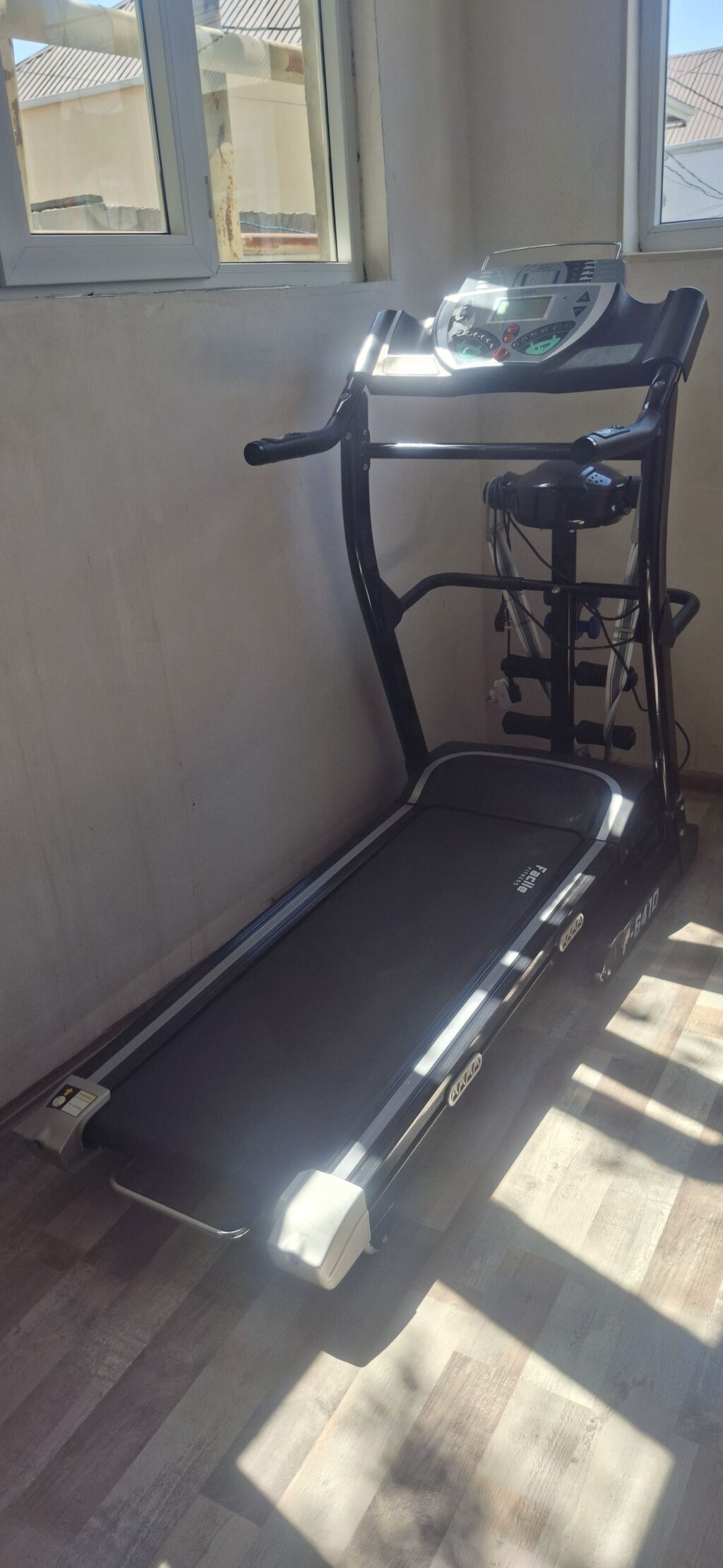 Facile Fitness F-6410 qaçış trenajoru - Elektrikli qaçış yolu, geniş — İdman və istirahət, Bakı (7)