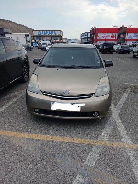 Toyota Prius – hibrid hetçbek Xüsusiyyətlər: - Korpus: 5 qapılı