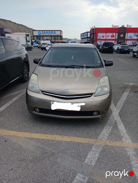 Toyota Prius – hibrid hetçbek Xüsusiyyətlər: - Korpus: 5 qapılı