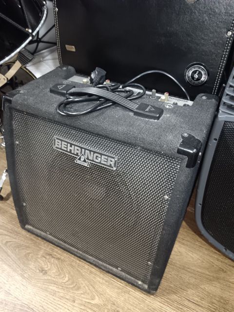 Behringer elektrik gitar amplifaieri - 300 vat