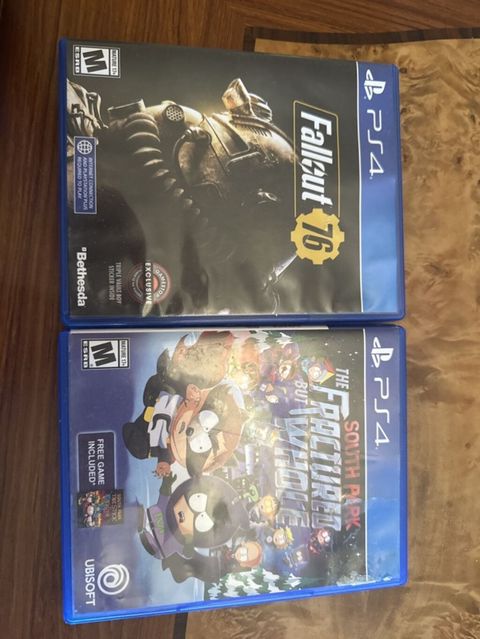 PS4 üçün 2 ədəd oyun diski Biri 20 manat İkisi 35 manat İdeal