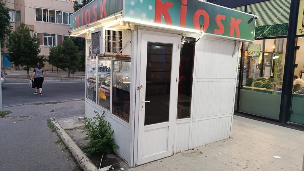 Kiosk tipli ticarət pavilyonu – kompakt modul köşk