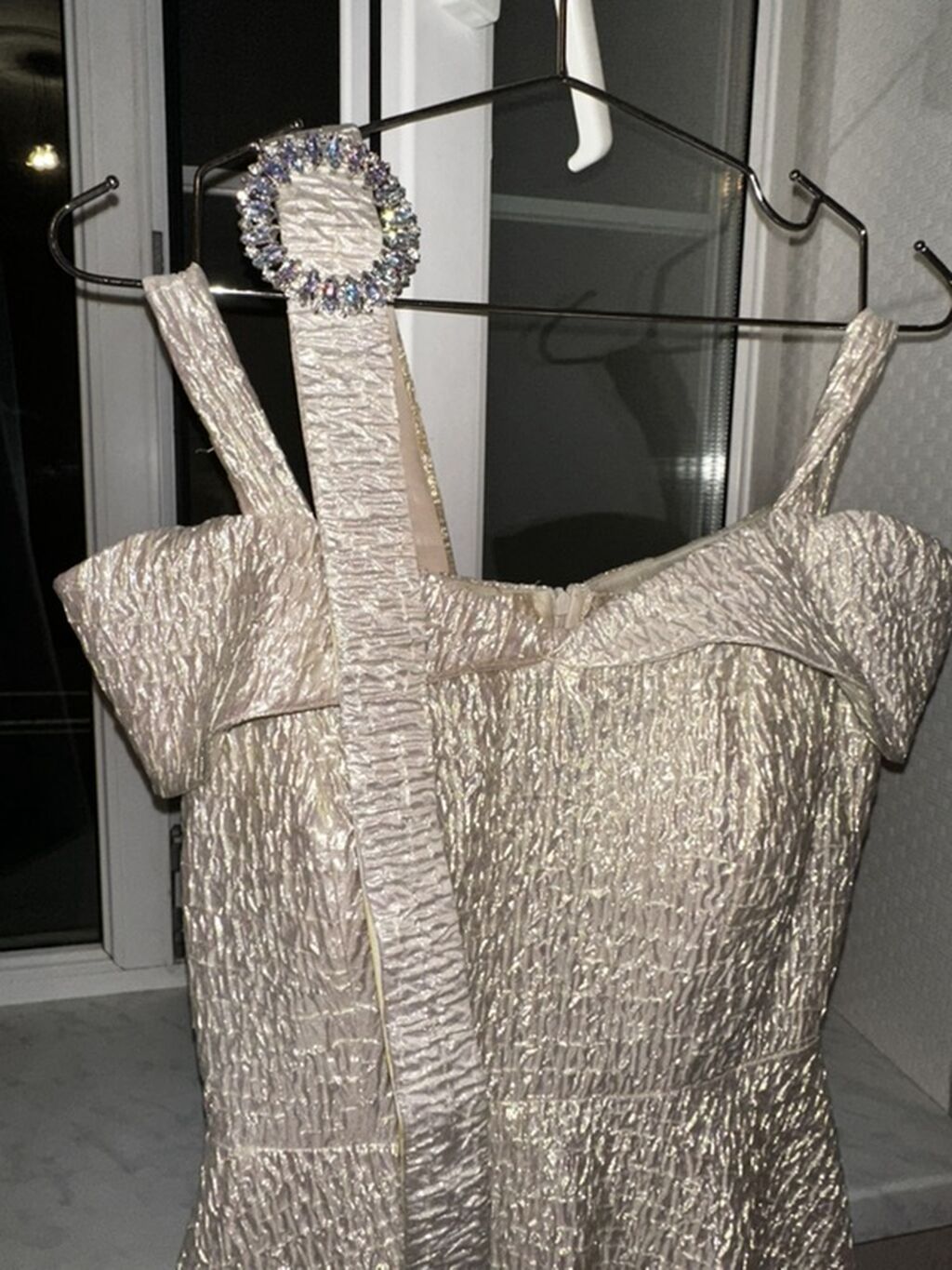 Qızılı rəngdə qabarıq teksturalı ziyafət donu - Model: qolsuz, iki — Şəxsi əşyalar, Digah (2)