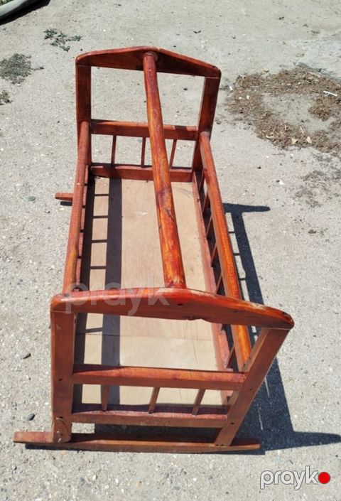 Taxta beşik - Material: təbii ağac, laklanmış səth - Konstruksiya