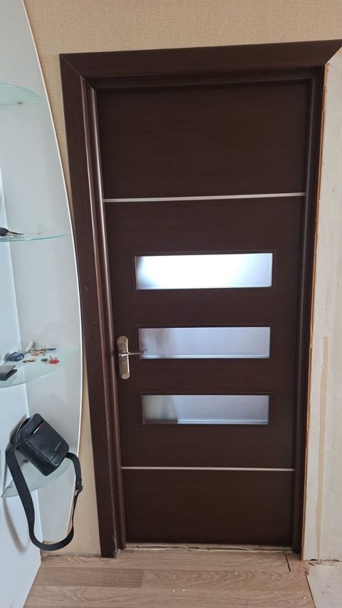 İçəri qapı — 205×90 sm, tünd qəhvəyi, şüşəli, 4 ədəd