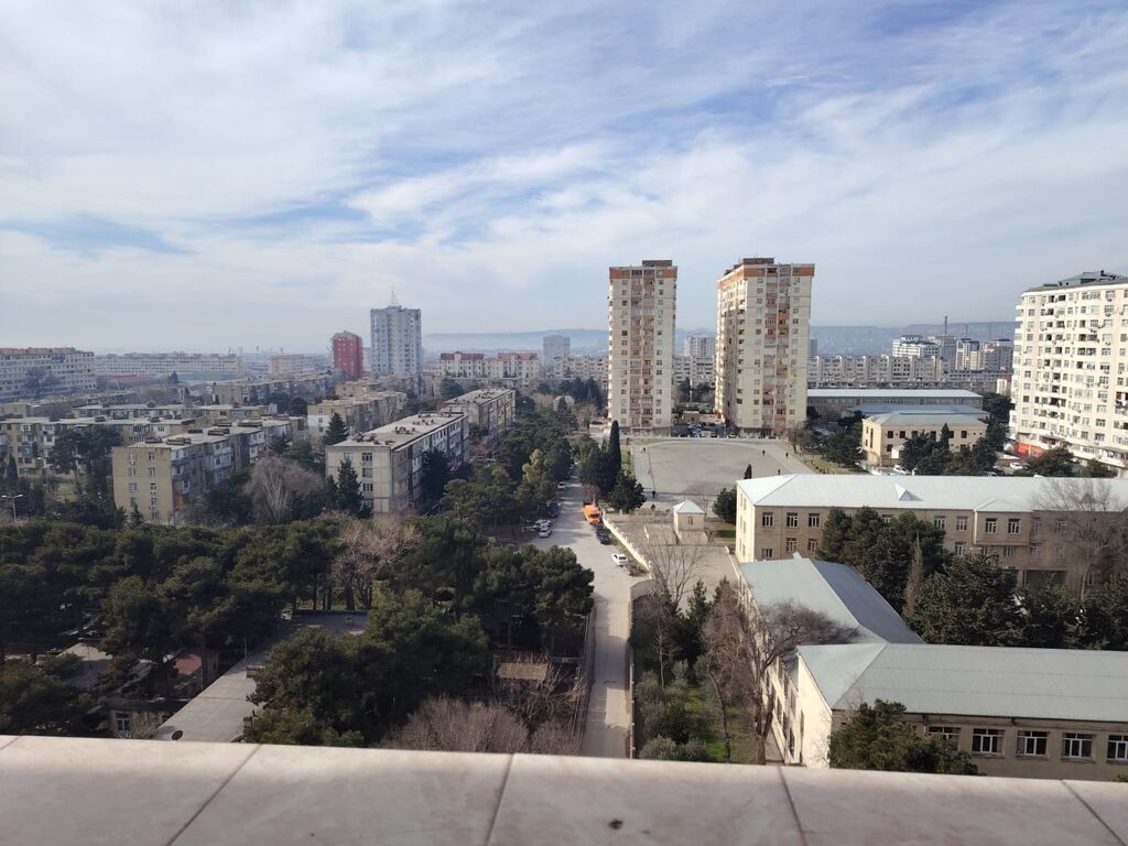 Nefçiler metrosuna yaxin 14/10 mertebesinde eşiyali 2 otaqli ev 600