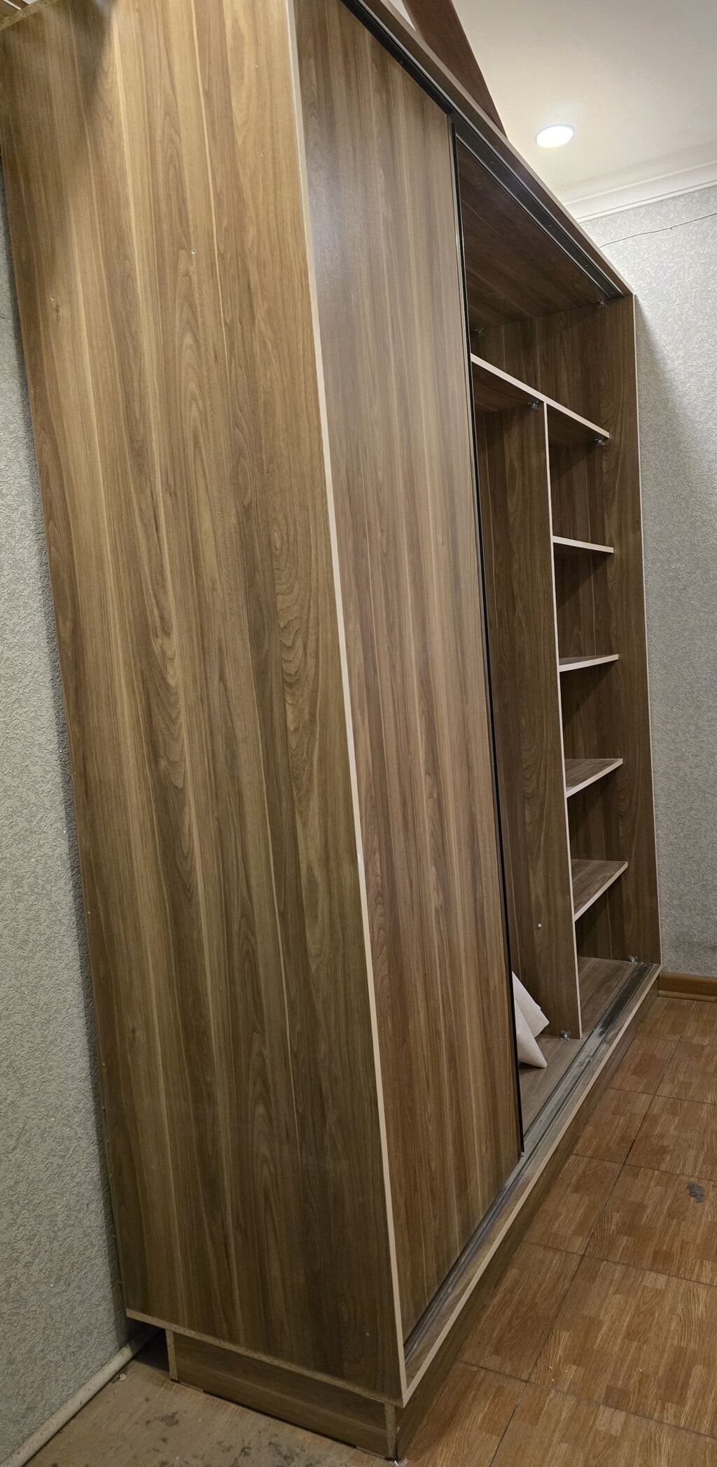 Sürgülü qapılı dolab – təbii ağac naxışlı, isti qəhvəyi tonlarda