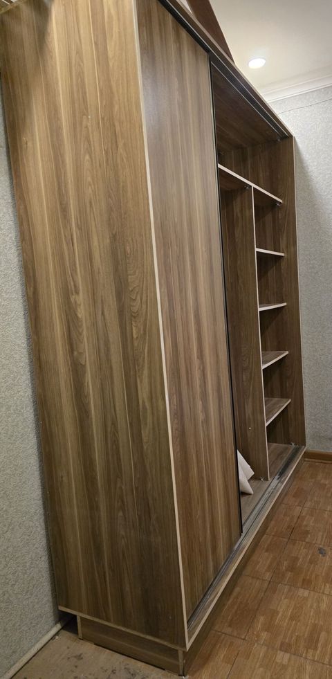 Sürgülü qapılı dolab – təbii ağac naxışlı, isti qəhvəyi tonlarda