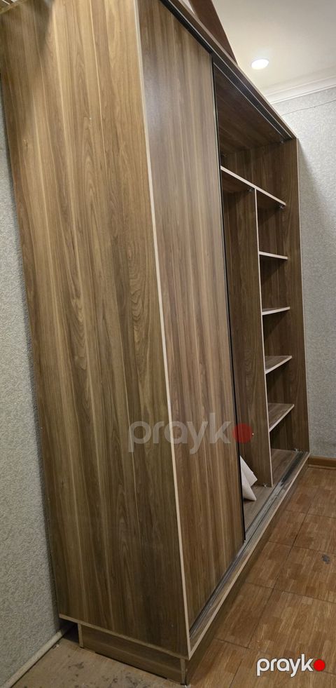 Sürgülü qapılı dolab – təbii ağac naxışlı, isti qəhvəyi tonlarda