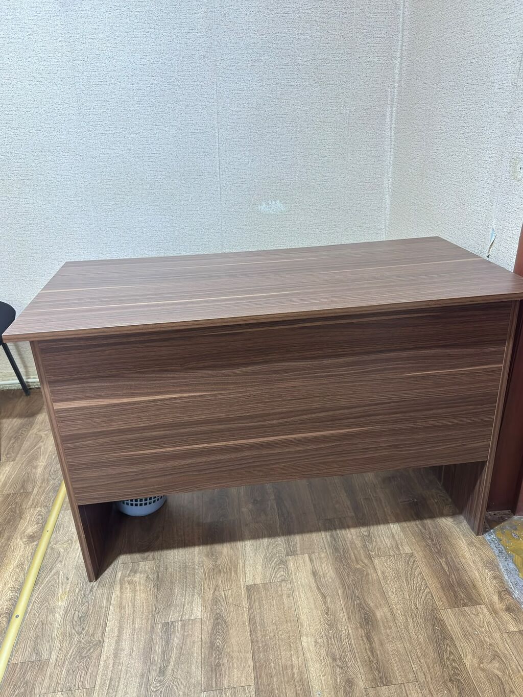 Ofis/iş masası – qəhvəyi ağac teksturası. 3 çəkməcəli açarlıdır. en — Ofis mebeli, Novxanı (2)