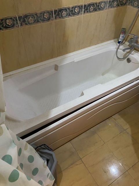 Akril vanna – standart ölçülü, düzbucaqlı forma. Yan panelləri dalğalı