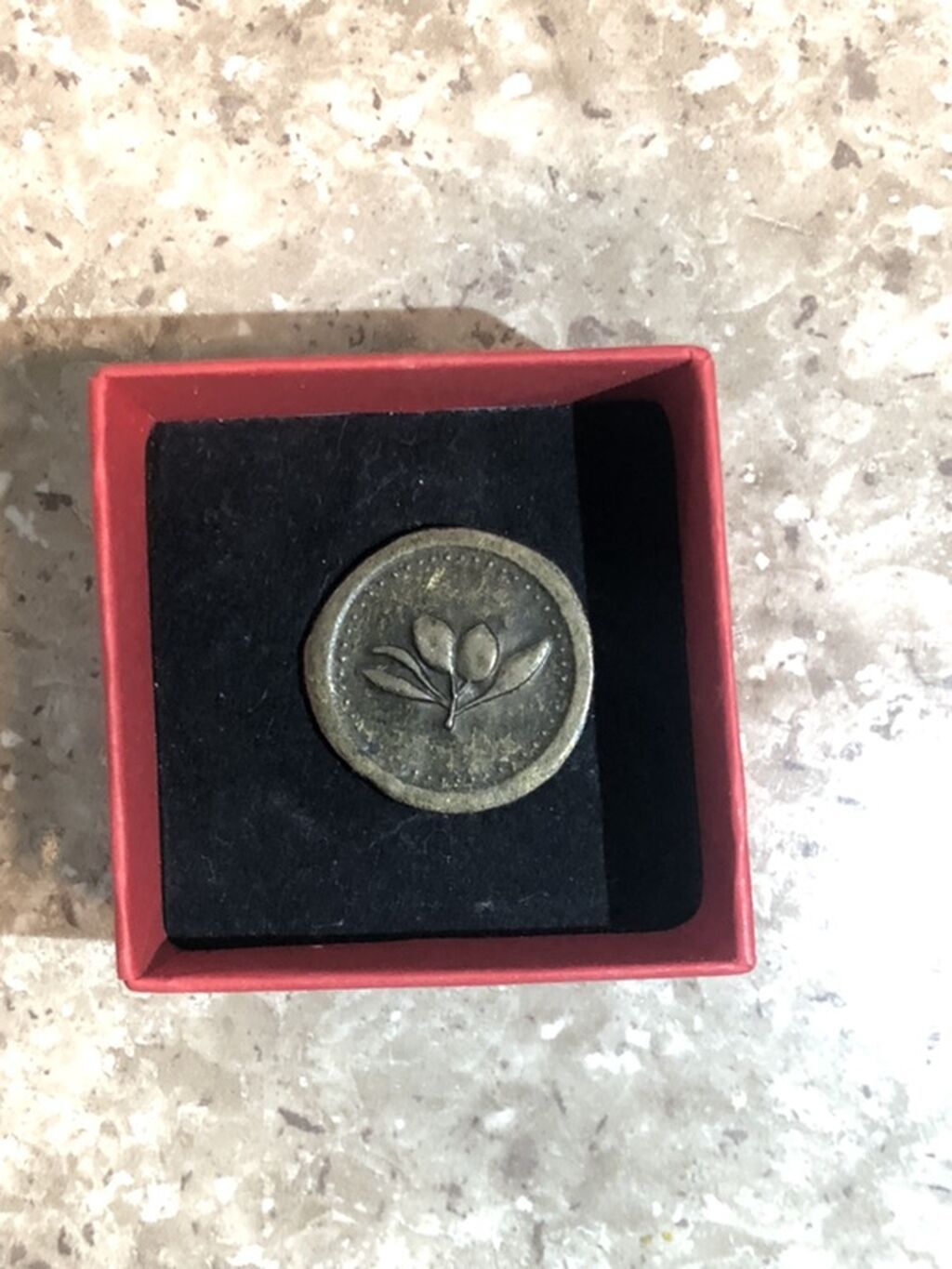 Dekorativ kolleksiya sikkəsi təqdim olunur. Sikkənin bir üzündə qədim