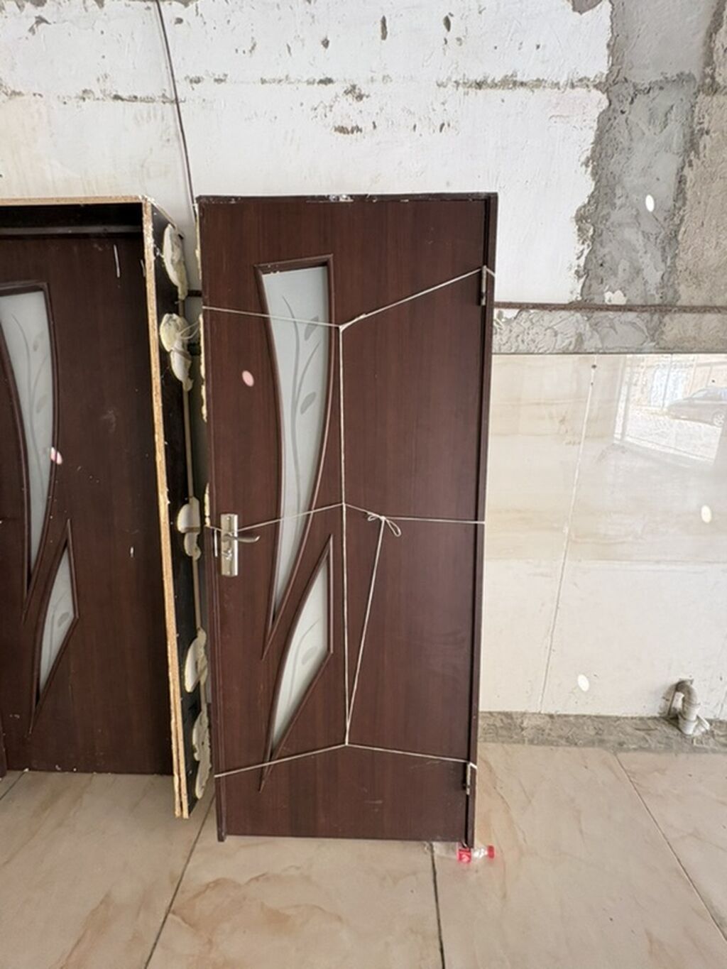Daxili qapılar – şüşəli dekorlu, tünd qoz rəngində - Material — Mallar, Masazır (4)