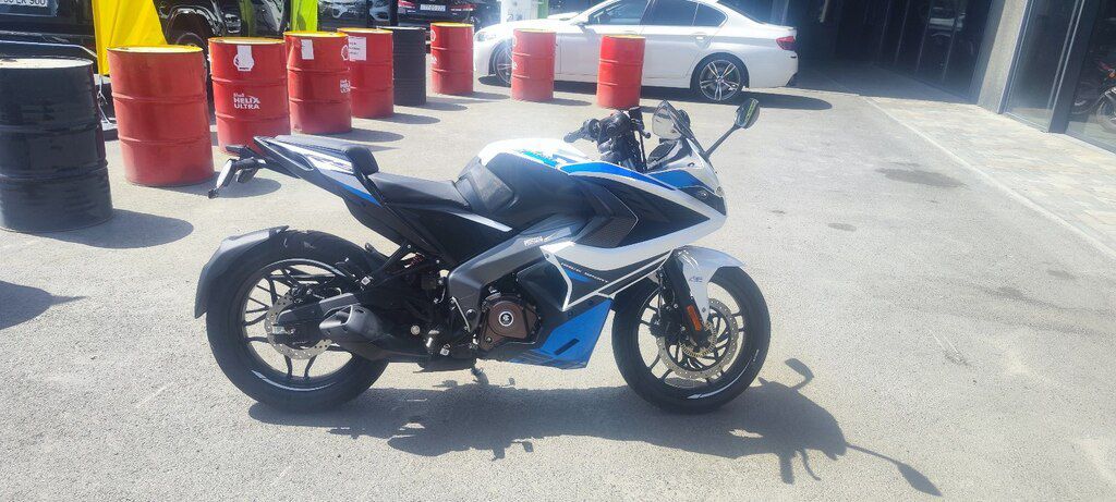 Bajaj Pulsar RS 200, 200 sm3, 2025 il, 9 000 km — Motosikletlər, Bakı (4)
