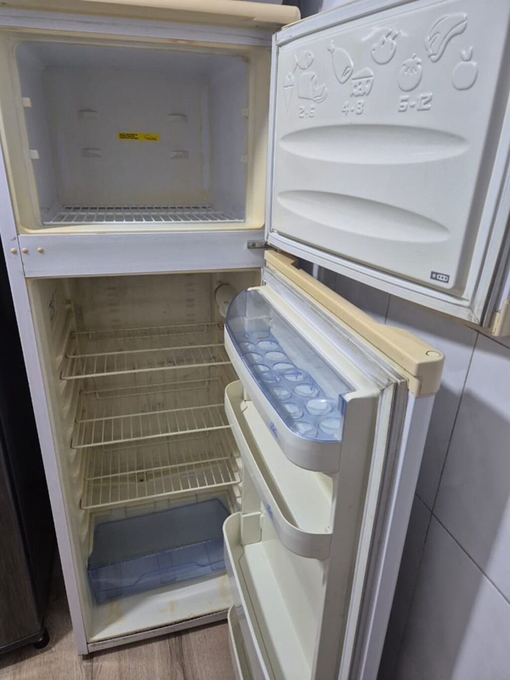 Beko iki qapılı soyuducu - Üst kamera: dondurucu. İçəridə metal rəf — Soyuducular, Bakı (2)