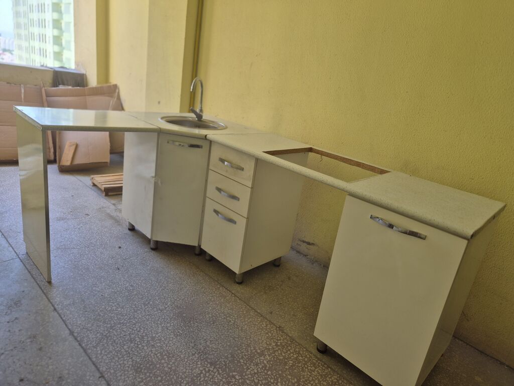 Mətbəx mebel dəsti – ağ rəngdə, kompakt düzülüş. Tərkibi: - Aşağı — Mebel, Masazır (2)