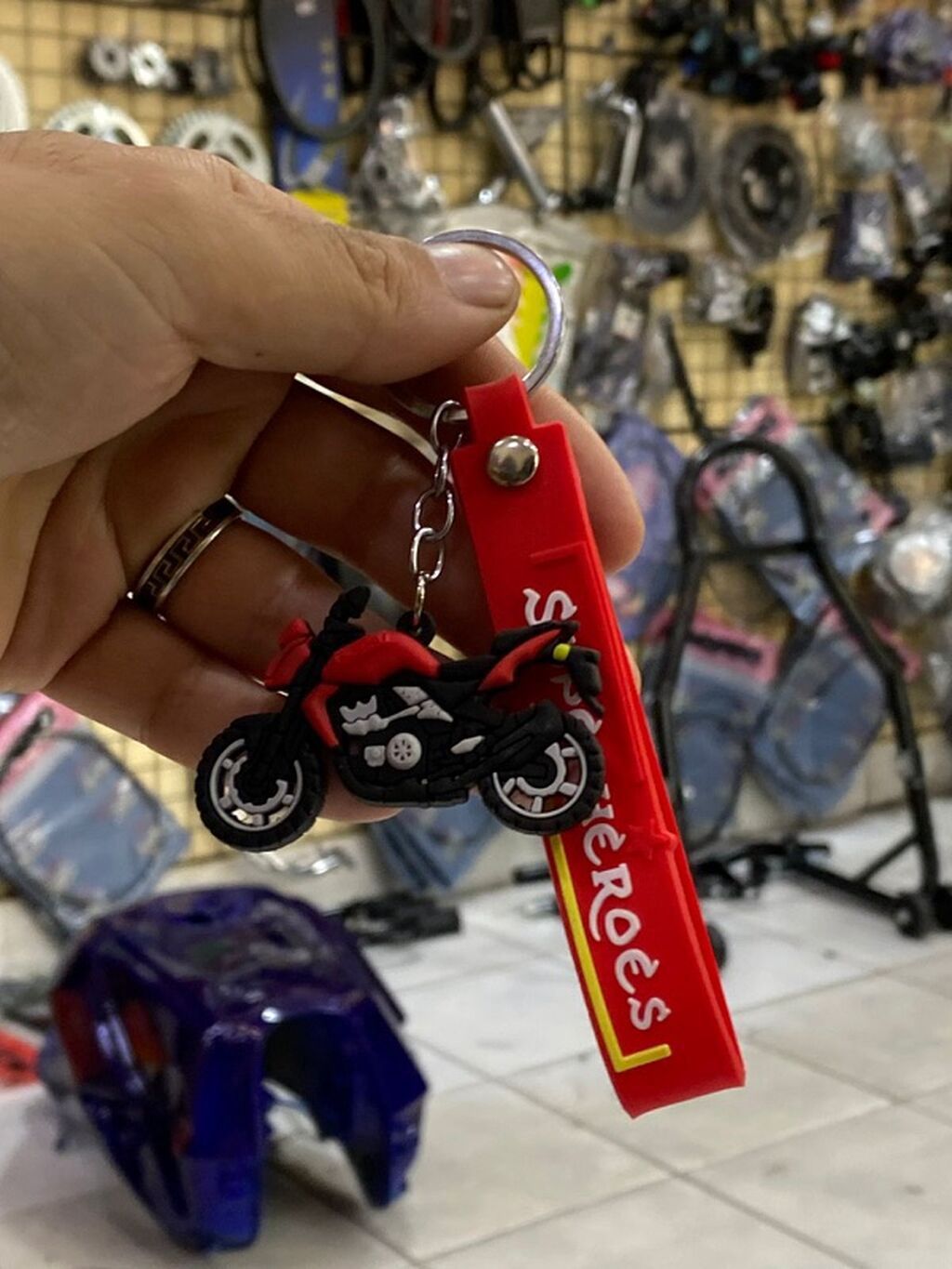 Motosiklet temalı açarlıq - Dizayn: Qırmızı-qara rəngli motosiklet