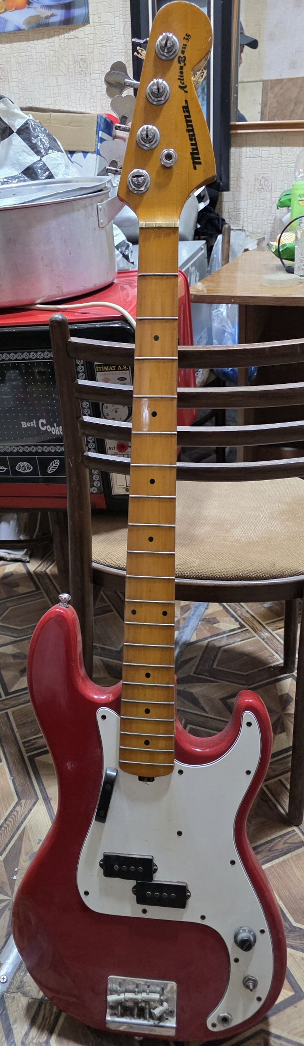 1980 ci illerin gitarasidir.Bu alət klassik P-Bass səs palitrasını