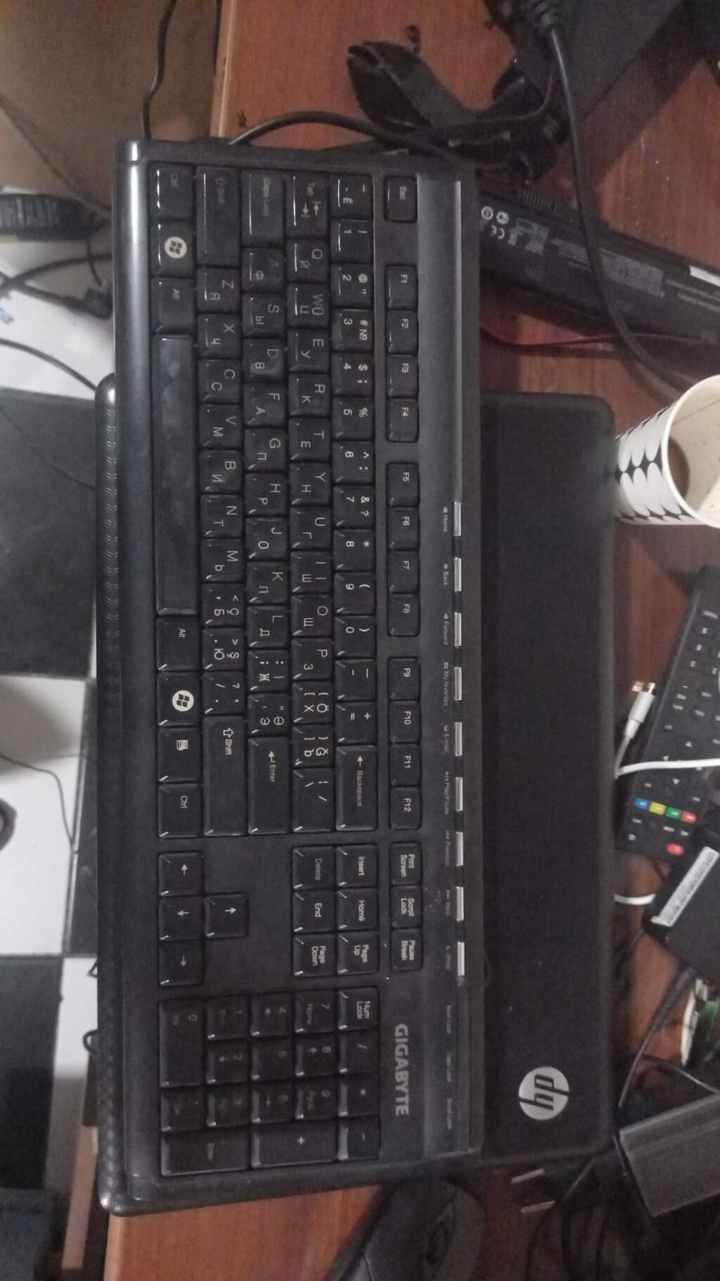 Gigabyte markalı simli kompüter klaviaturası. Tam ölçülü quruluşa