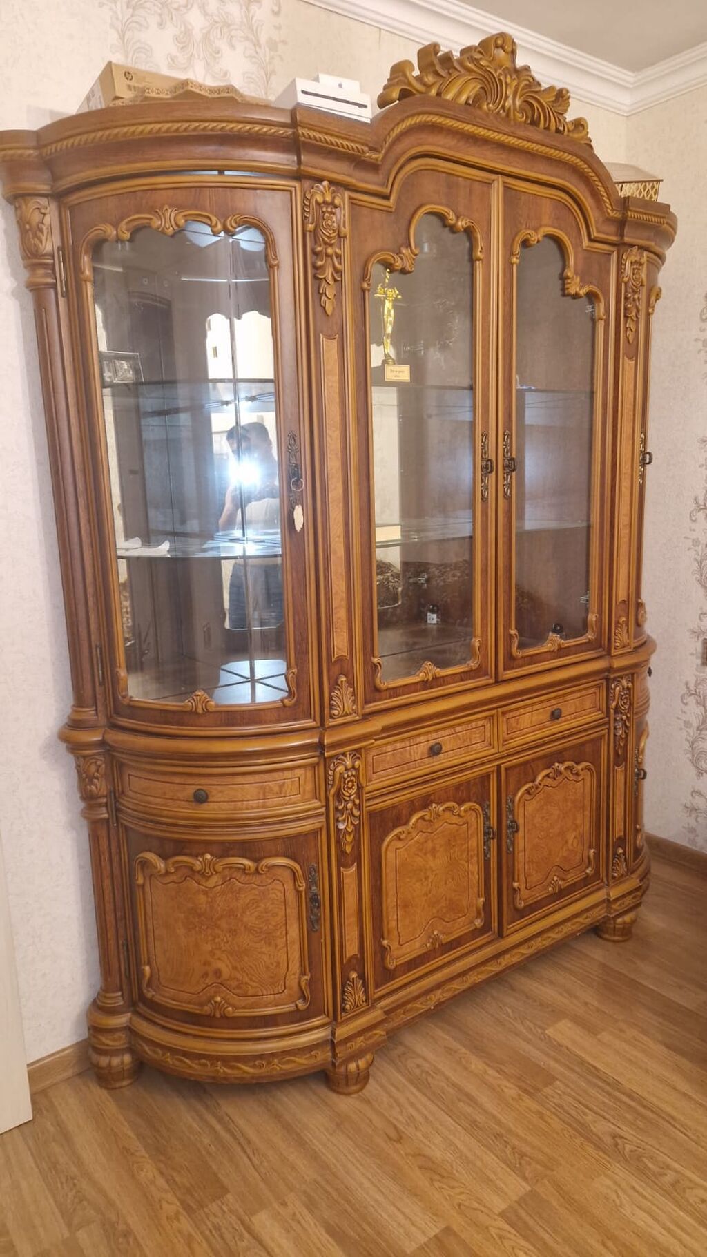Klassik üslubda taxta bufet-vitrin - Material: təbii ağac, oyma dekor