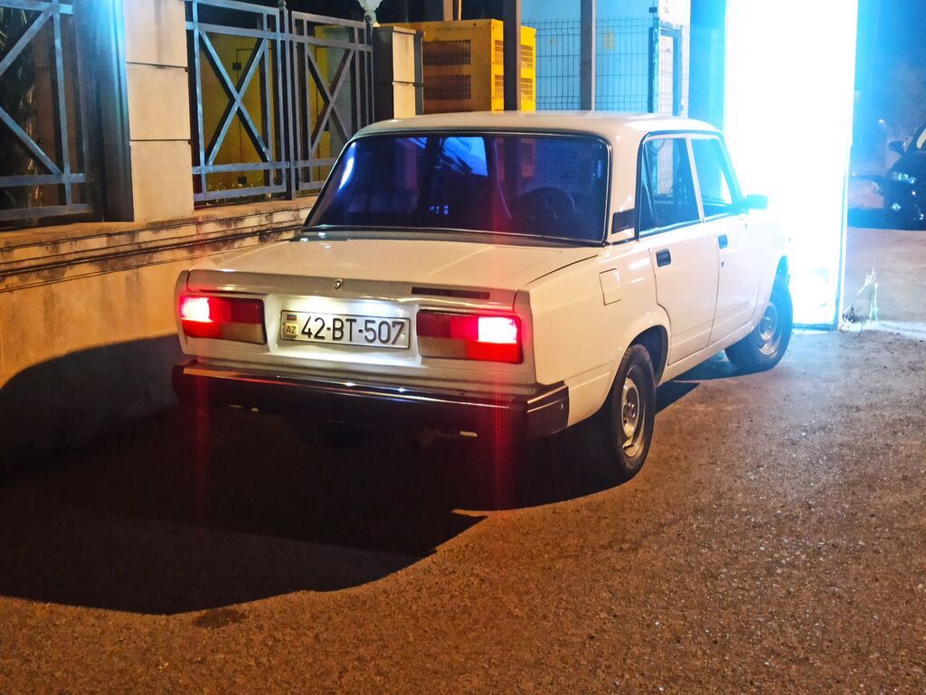 VAZ 2107, ağ rəng, sedan kuzov. Arxa ötürücülü klassik model. Mexaniki