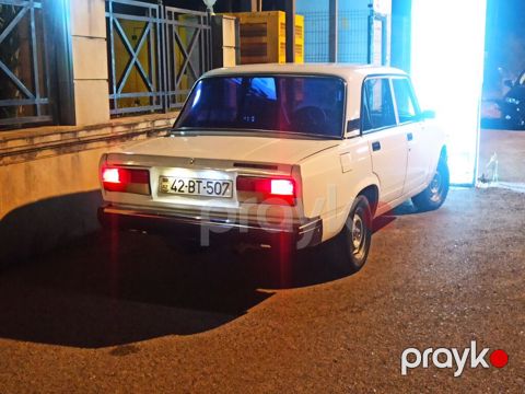 VAZ 2107, ağ rəng, sedan kuzov. Arxa ötürücülü klassik model. Mexaniki — Lənkəran