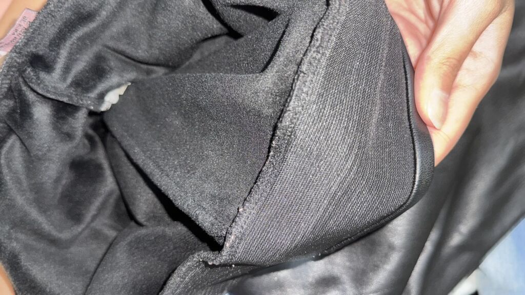 Qadın üçün qara eko‑dəri leggings - Rəng: qara, yüngül parıltılı - — Mallar, Masazır (2)