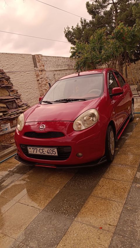 Nissan March (Micra) – qırmızı rəng, 5 qapılı hetçbek. Əsas