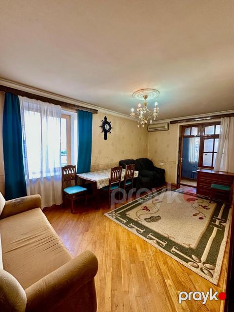 Satılır 2 otaqlı köhnə tikili 70 m²